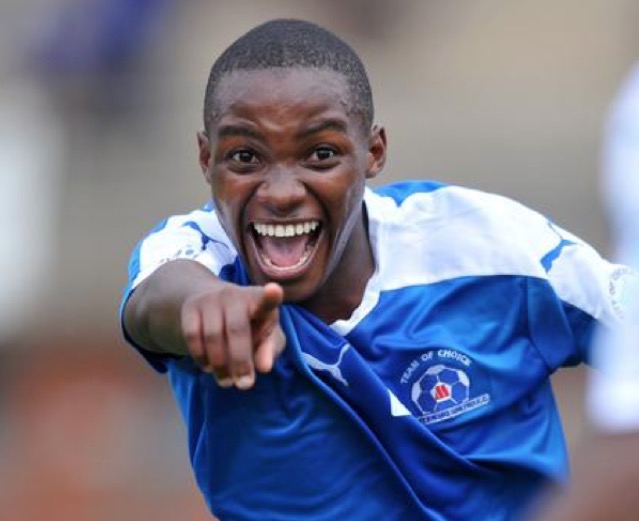 Jogador de futebol morre após ser atingido por raio durante amistoso