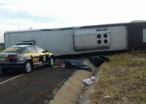 Colisão frontal entre carro e ônibus deixa 9 mortos em rodovia