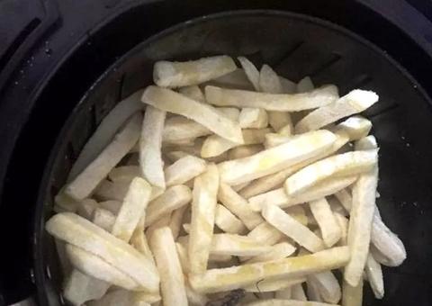 Família encontra barata em pacote de batata frita congelada