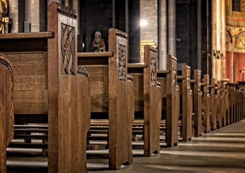 Mulher é esfaqueada até a morte por bandidos enquanto limpava igreja