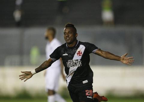 Vasco goleia o América-MG e respira em meio à crise em São Januário 