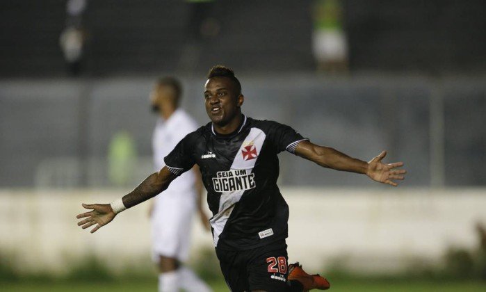 Vasco goleia o América-MG e respira em meio à crise em São Januário 