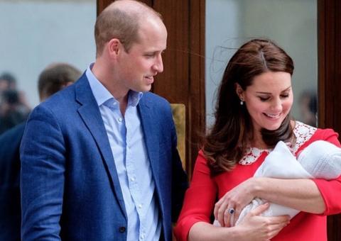 Kate e William divulgam primeiras fotos do príncipe Louis, com a irmã Charlotte