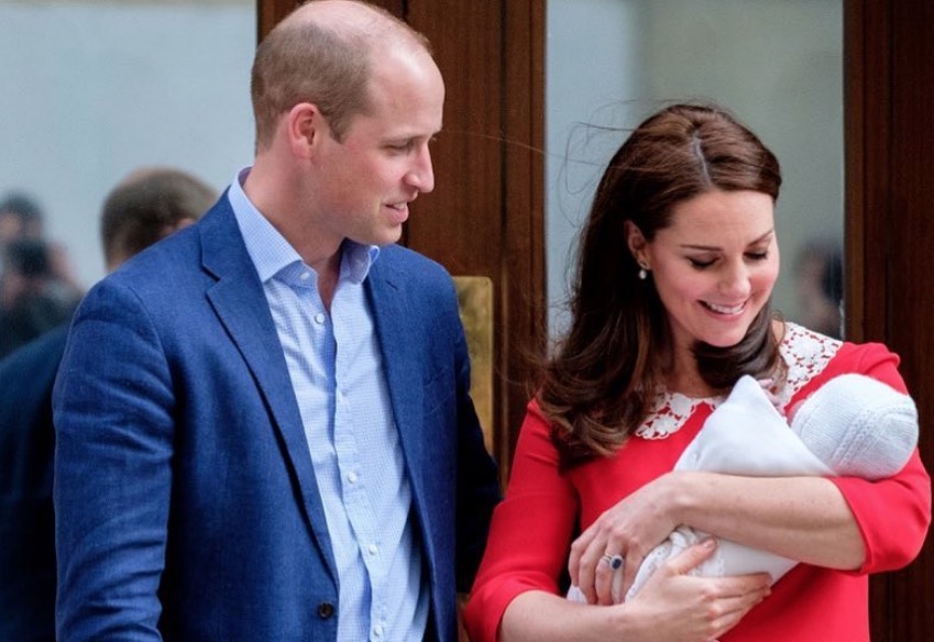 Kate e William divulgam primeiras fotos do príncipe Louis, com a irmã Charlotte
