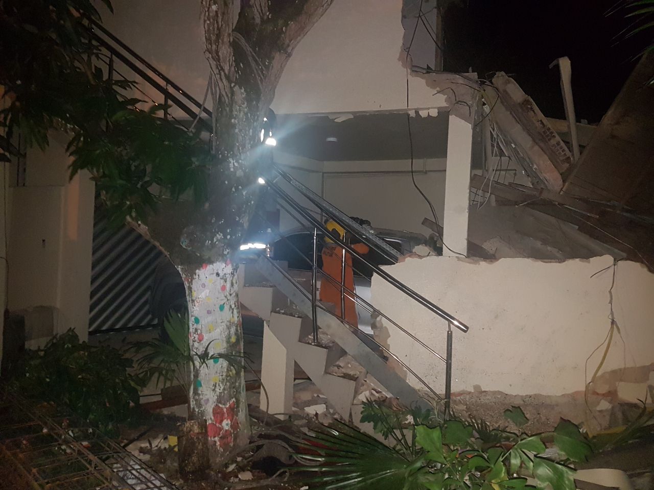 Teto de garagem desaba e homem fica preso aos escombros em Manaus