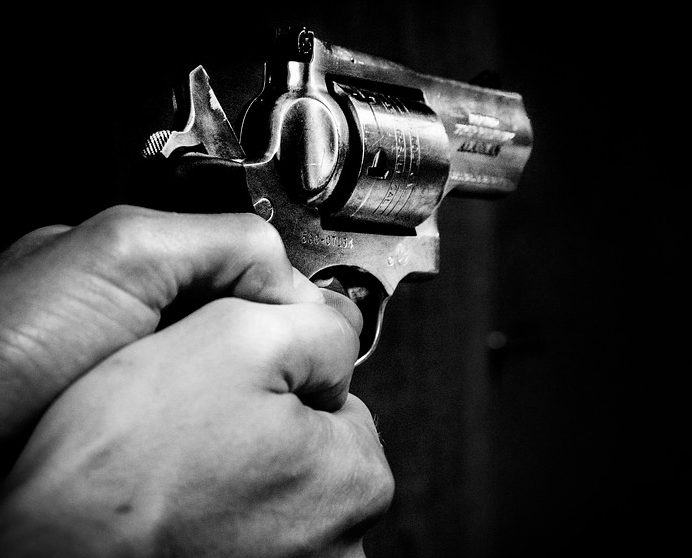 Adolescente morre e primo é baleado após perseguição em Manaus