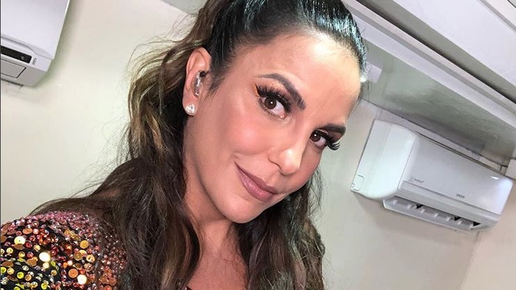 Ivete Sangalo posa amamentando uma das gêmeas: 'leitão do amor'