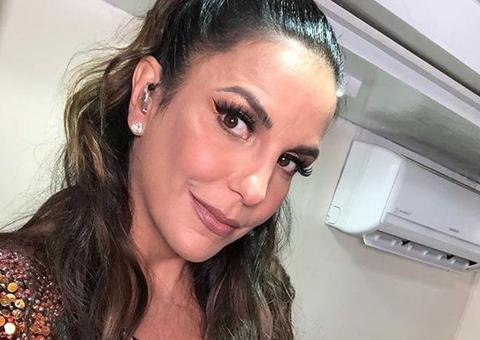 Ivete Sangalo posa amamentando uma das gêmeas: 'leitão do amor'