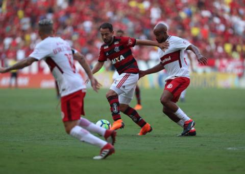 Na volta de Guerrero, Flamengo vence o Internacional e segue líder do Brasileiro