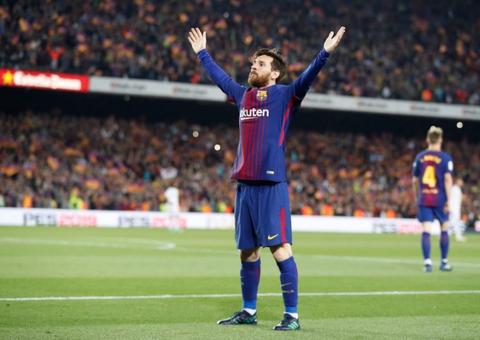 Com gols de Messi e Ronaldo, Barça e Real empatam no último clássico de Iniesta