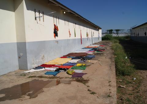 Detentos escapam de presídio após pularem muralha no AC