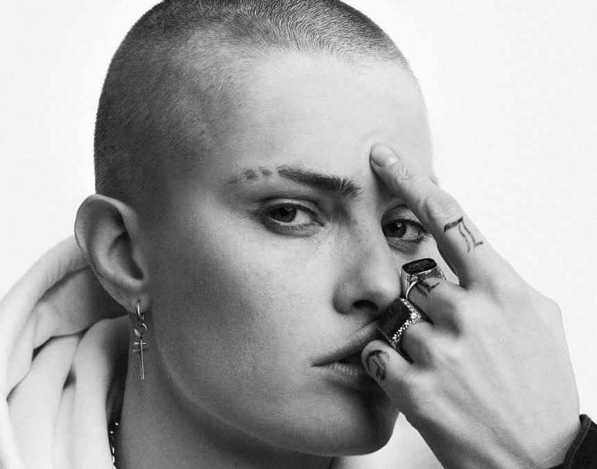 Isabeli Fontana surpreende internautas ao postar foto careca e risco na sobrancelha 