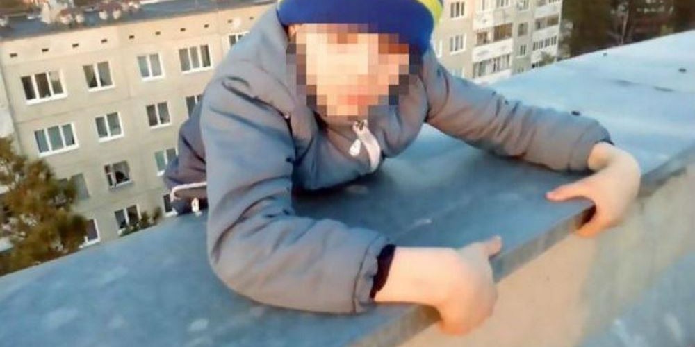 Menino se pendura em prédio para ganhar curtidas no Facebook