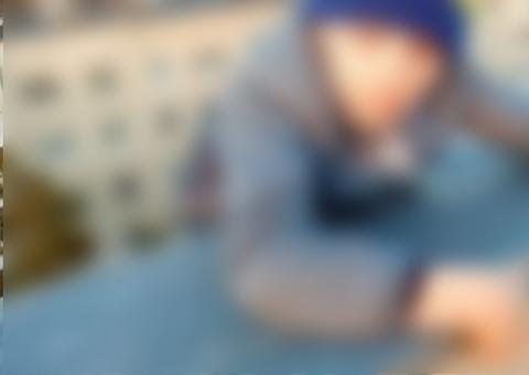 Menino se pendura em prédio para ganhar curtidas no Facebook