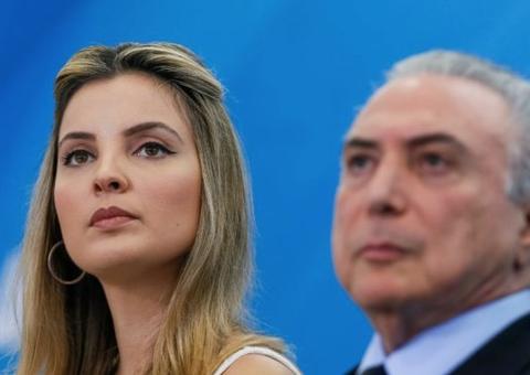 Marcela Temer pula em lago para salvar cão e demite servidora que não ajudou