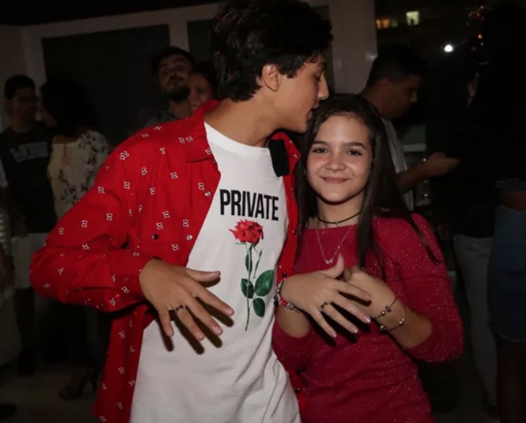 Aos 14 anos, Mel Maia ganha anel de compromisso do namorado