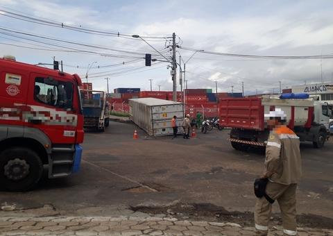 Carga se desprende de caminhão e tomba no meio de avenida em Manaus