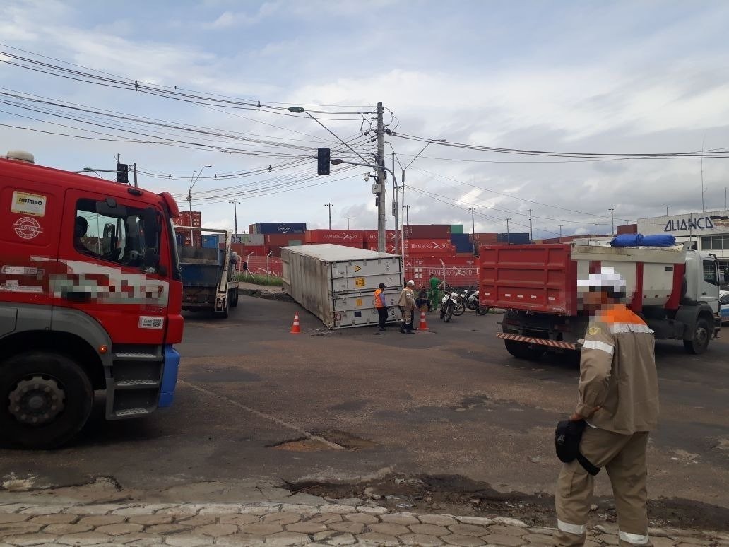 Carga se desprende de caminhão e tomba no meio de avenida em Manaus