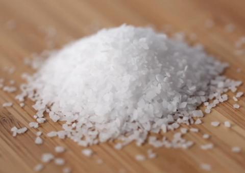 Mulher compra sal achando que é cocaína e chama a polícia