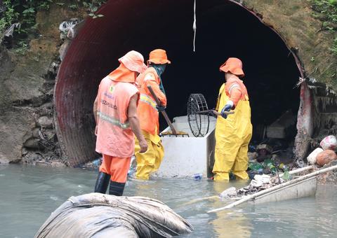 Prefeitura desobstrui canal de  esgoto do igarapé do Bindá
