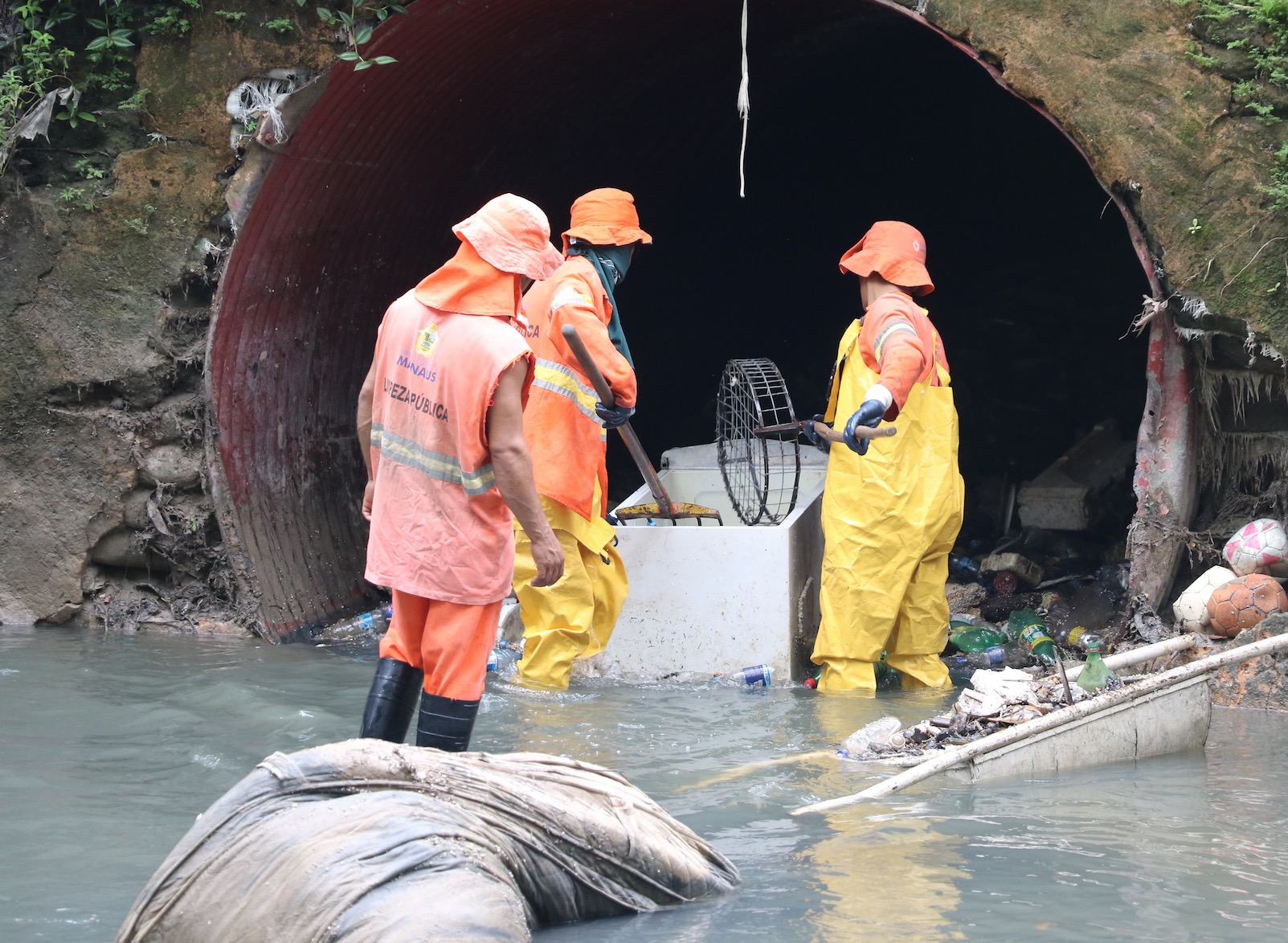 Prefeitura desobstrui canal de  esgoto do igarapé do Bindá