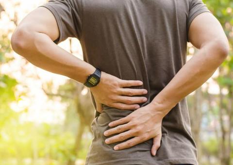 Dor nas costas é sintoma de pedra na vesícula: como diferenciar os dois problemas