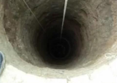 Menino de 2 anos morre após cair dentro de poço enquanto brincava com irmão