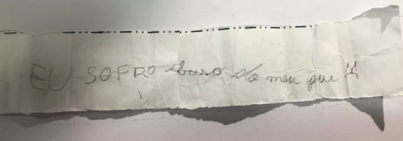 Homem é preso após filha de 11 anos escrever bilhete denunciando abuso 