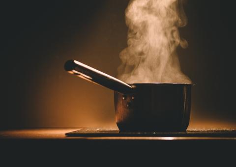 Bebê tem 70% do corpo queimado após ser atingida com panela de água quente