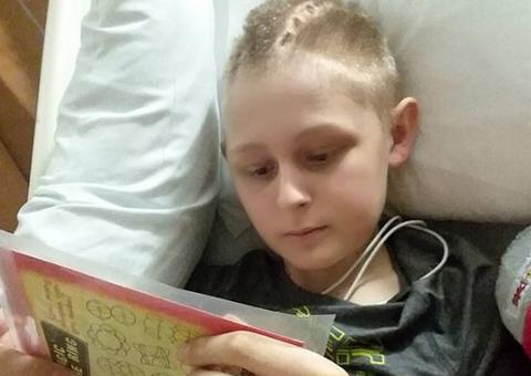 Antes de médicos desligarem aparelhos, garoto acorda milagrosamente do coma