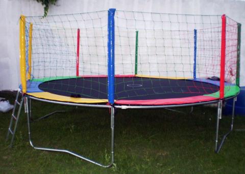 Homem tenta dar cambalhota em pula-pula durante aniversário da esposa e pior acontece