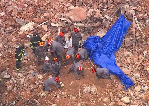 Bombeiros resgatam corpo de 2º vítima do desabamento de prédio em São Paulo