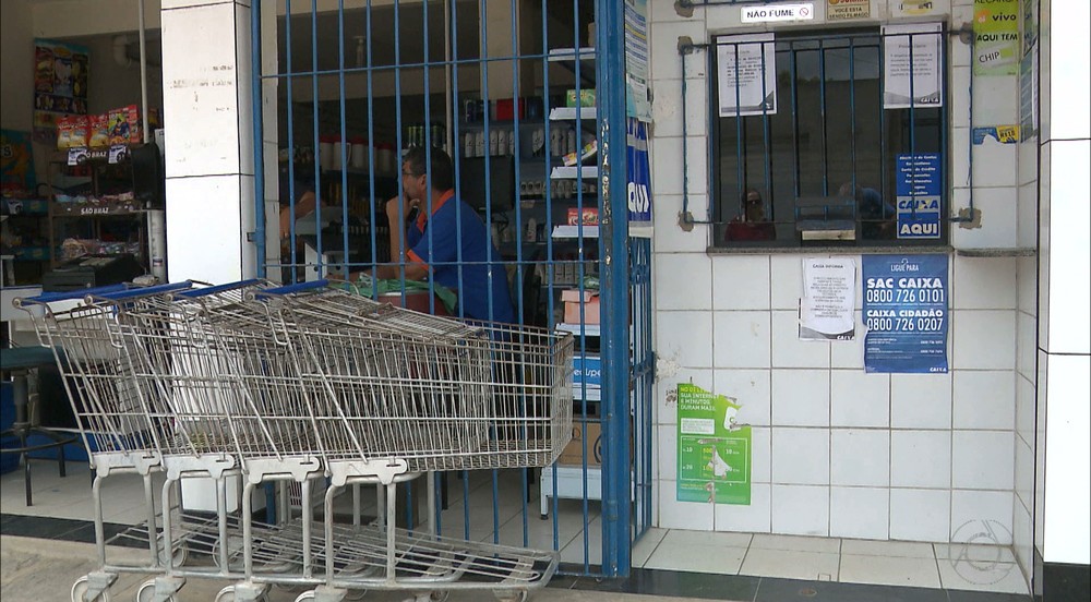 Homens jogam querosene em grávida durante assalto