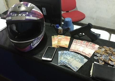 Adolescentes perdem controle de moto e colidem com viatura durante fuga em Manaus