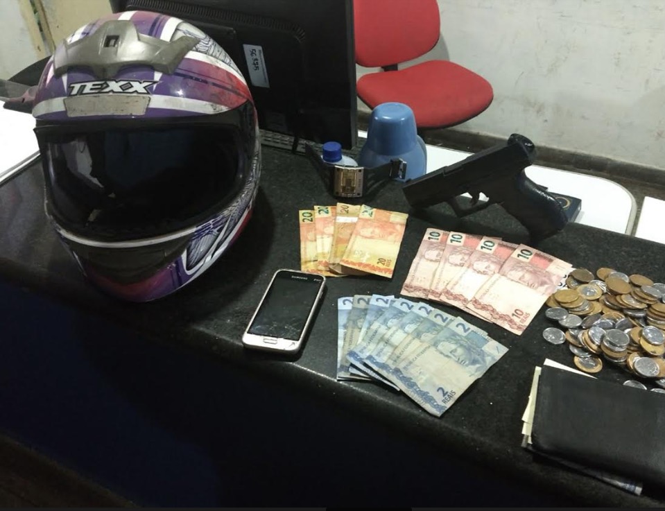 Adolescentes perdem controle de moto e colidem com viatura durante fuga em Manaus