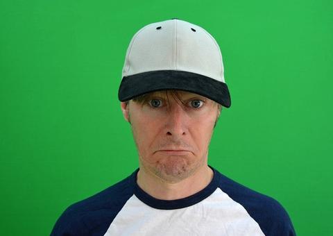 Usar muito boné pode provocar calvice. Verdade ou mentira?