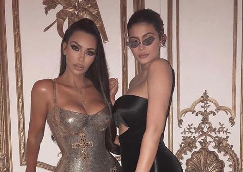Kylie Jenner e Kim Kardashian ostentam corpos esculturais no Met Gala