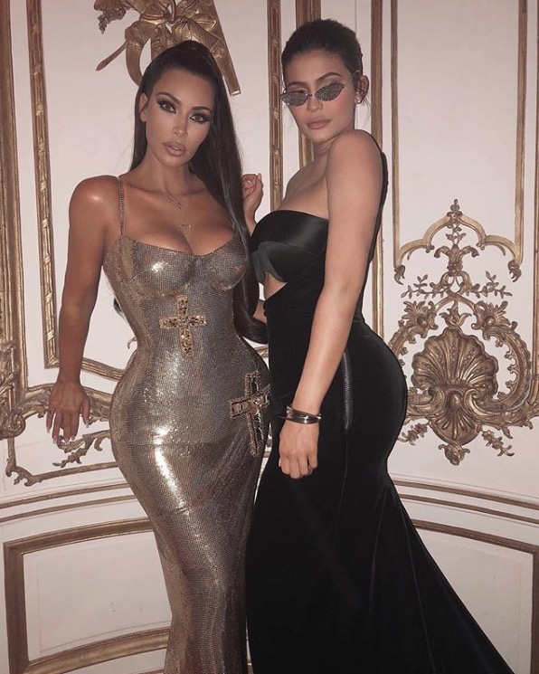 Kylie Jenner e Kim Kardashian ostentam corpos esculturais no Met Gala
