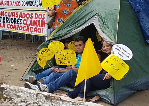 Para cobrar convocação, aprovados em concurso acampam em frente à Susam