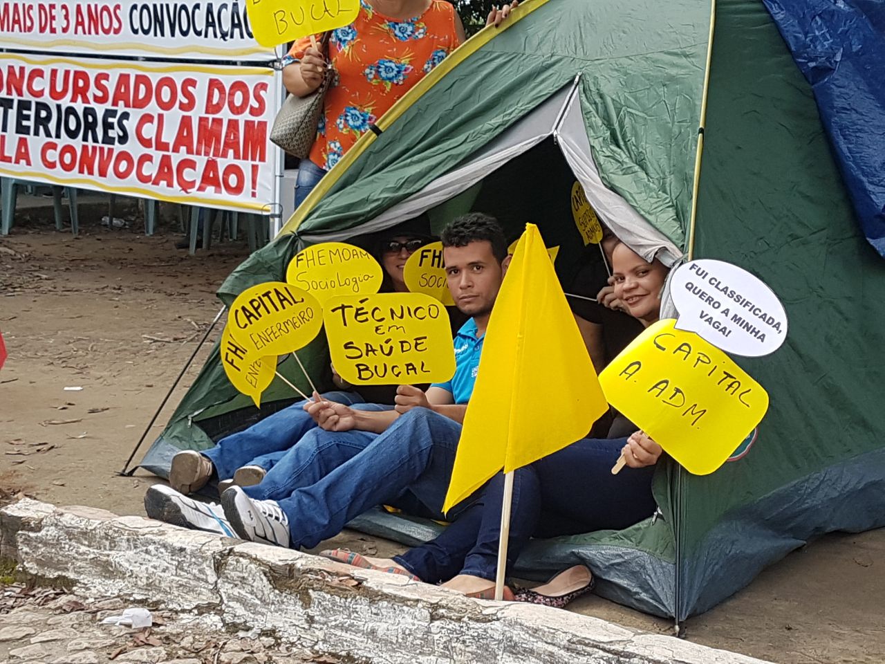 Para cobrar convocação, aprovados em concurso acampam em frente à Susam