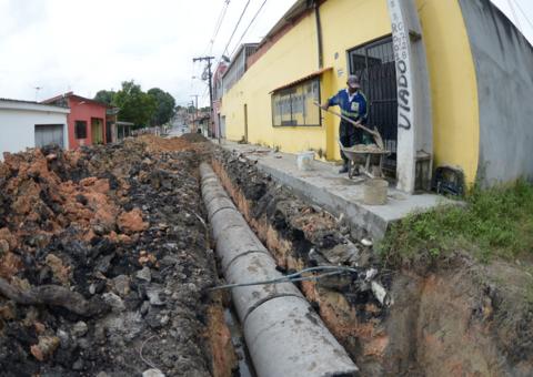 Prefeitura instala rede de drenagem e contém alagamentos em rua de Manaus