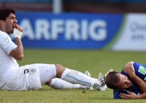 Nos próximos dois anos, mordida será punida com tiro direto no futebol