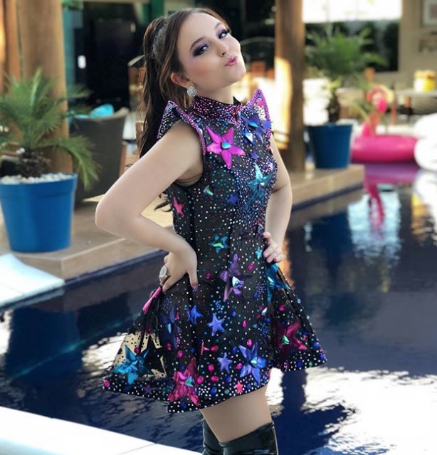 Larissa Manoela fala sobre ir para Globo e diz ter medo de praga de Silvio Santos