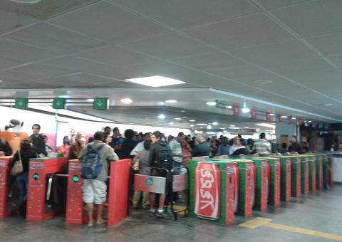  Homem é preso suspeito de ejacular em mulher no metrô