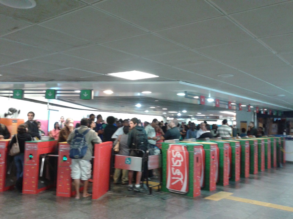  Homem é preso suspeito de ejacular em mulher no metrô