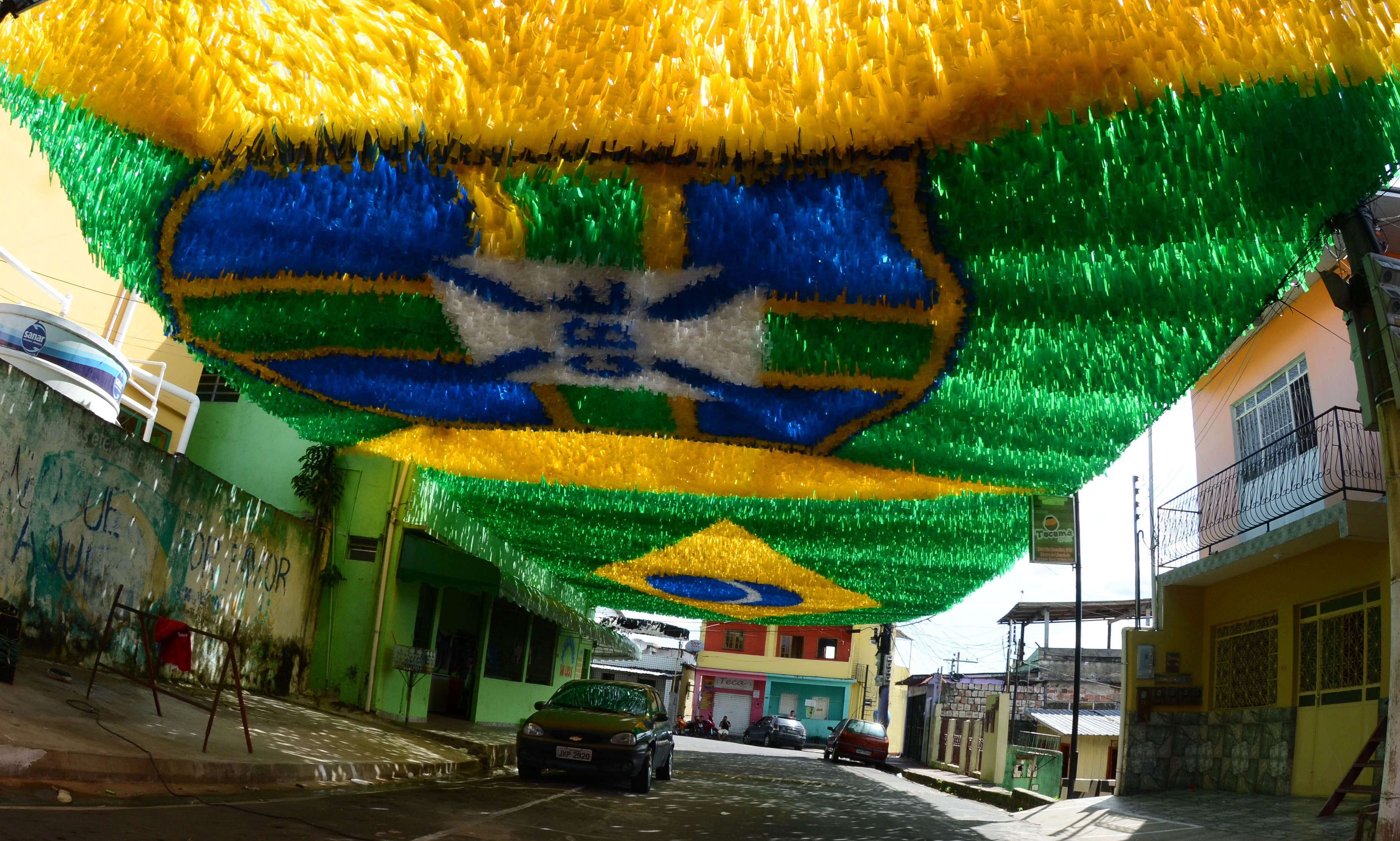 Ruas de Manaus enfeitadas terão apoio para transmissão dos jogos do Brasil na Copa