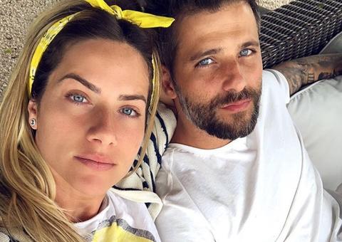  Giovanna Ewbank abaixa calcinha em foto sexy e Gagliasso 'pira' em comentário