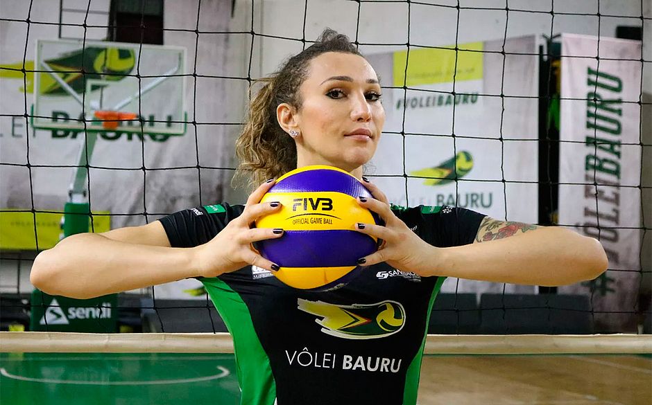 Jogadora de vôlei transex passa por cirurgia de feminização facial