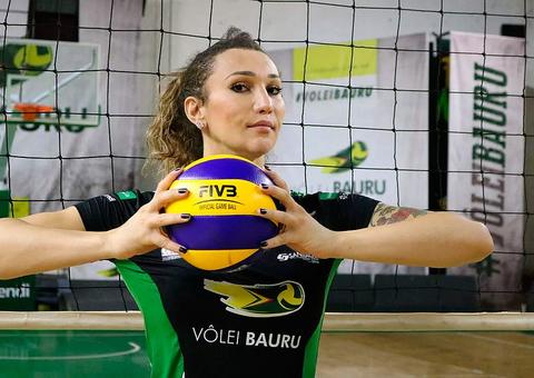 Jogadora de vôlei transex passa por cirurgia de feminização facial