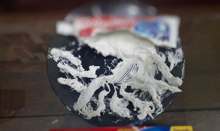 Mulher esconde droga em creme dental para levar a namorado preso e se dá mal no Amazonas